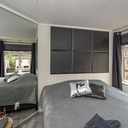 Perfect Houseboat Center Bed and breakfast *